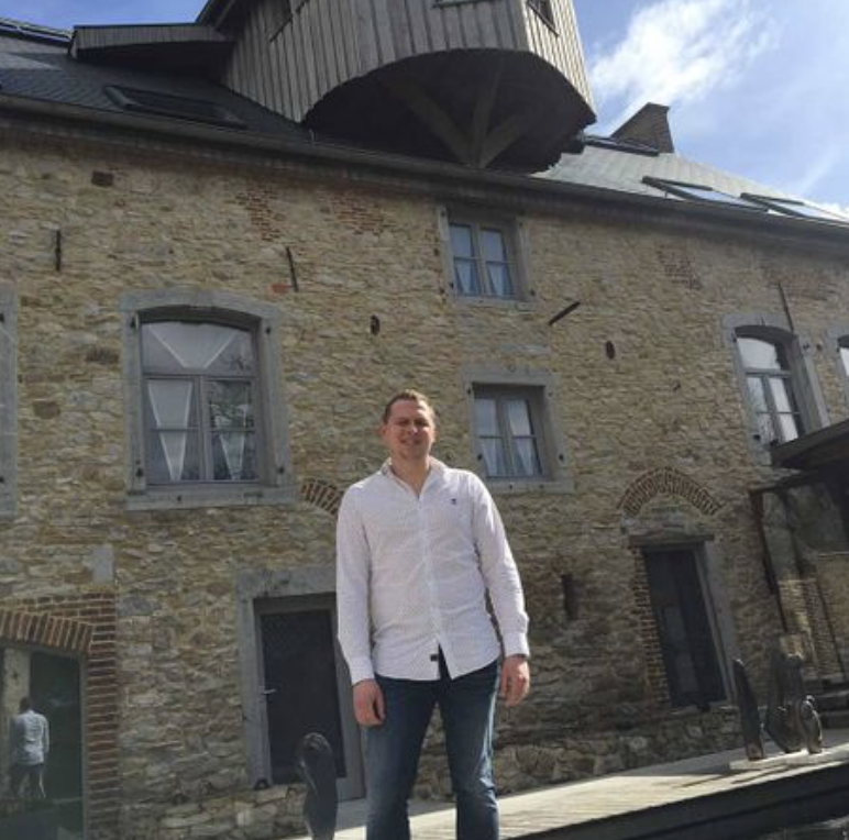 Nicolas, propriétaire de l'hôtel NEST à Namur, devant le bâtiment rénové