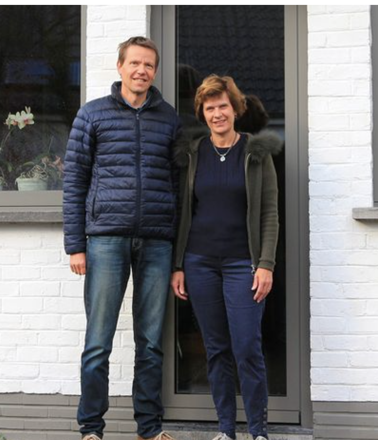 Dominique et son épouse devant la maison traitée